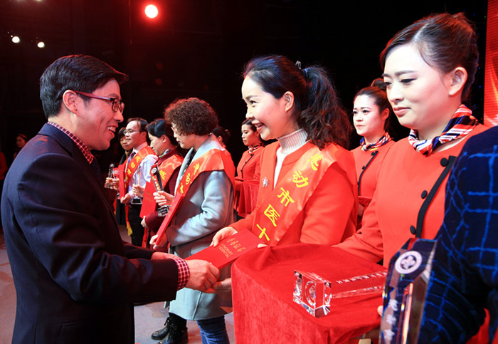 張偉陽院長為十佳員工頒獎_副本.jpg