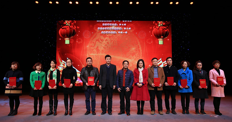 2015年度優(yōu)秀團隊代表領(lǐng)獎合影_副本.jpg